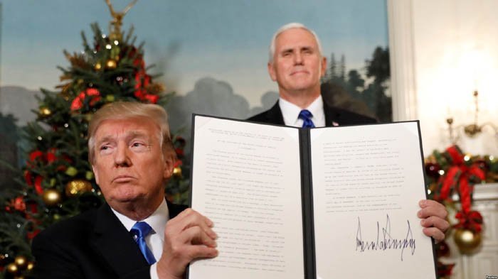 Presiden AS Donald Trump memegang proklamasi yang ia tandatangani, yang menyatakan Amerika Serikat mengakui Yerusalem sebagai Ibu Kota Israel, setelah